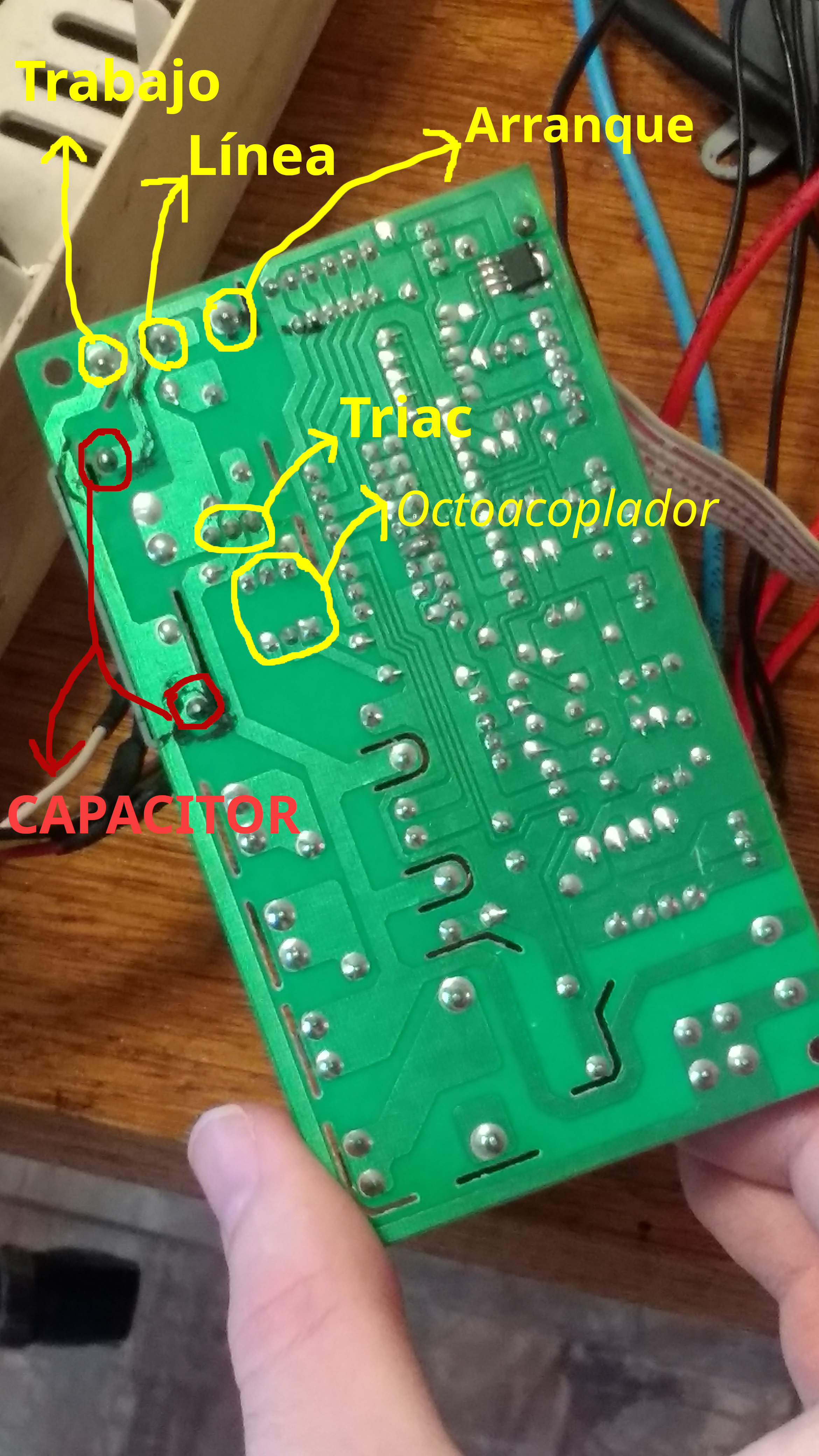 Placa con capacitor identificar L,A,T